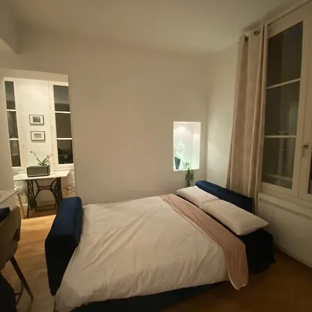 - Louvre & Rivoli Paris