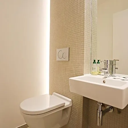 - Louvre & Rivoli * Paris