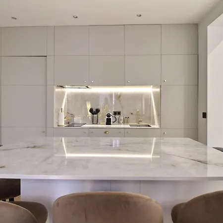 - Louvre & Rivoli * Paris