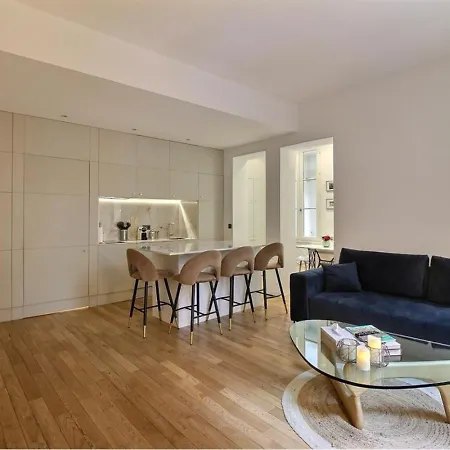 - Louvre & Rivoli Apartmán *